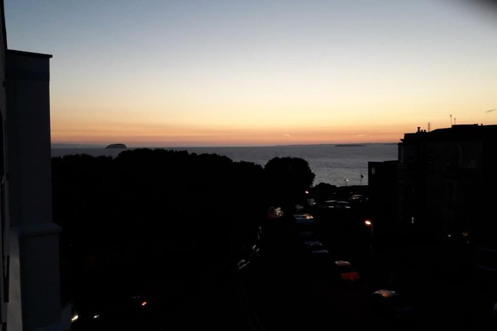 Modern Apartment With Stunning Sea View Weston-super-Mare Exterior foto
